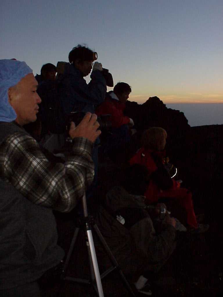 Silouetts of people taking pictures