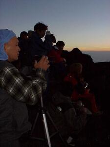 Silouetts of people taking pictures